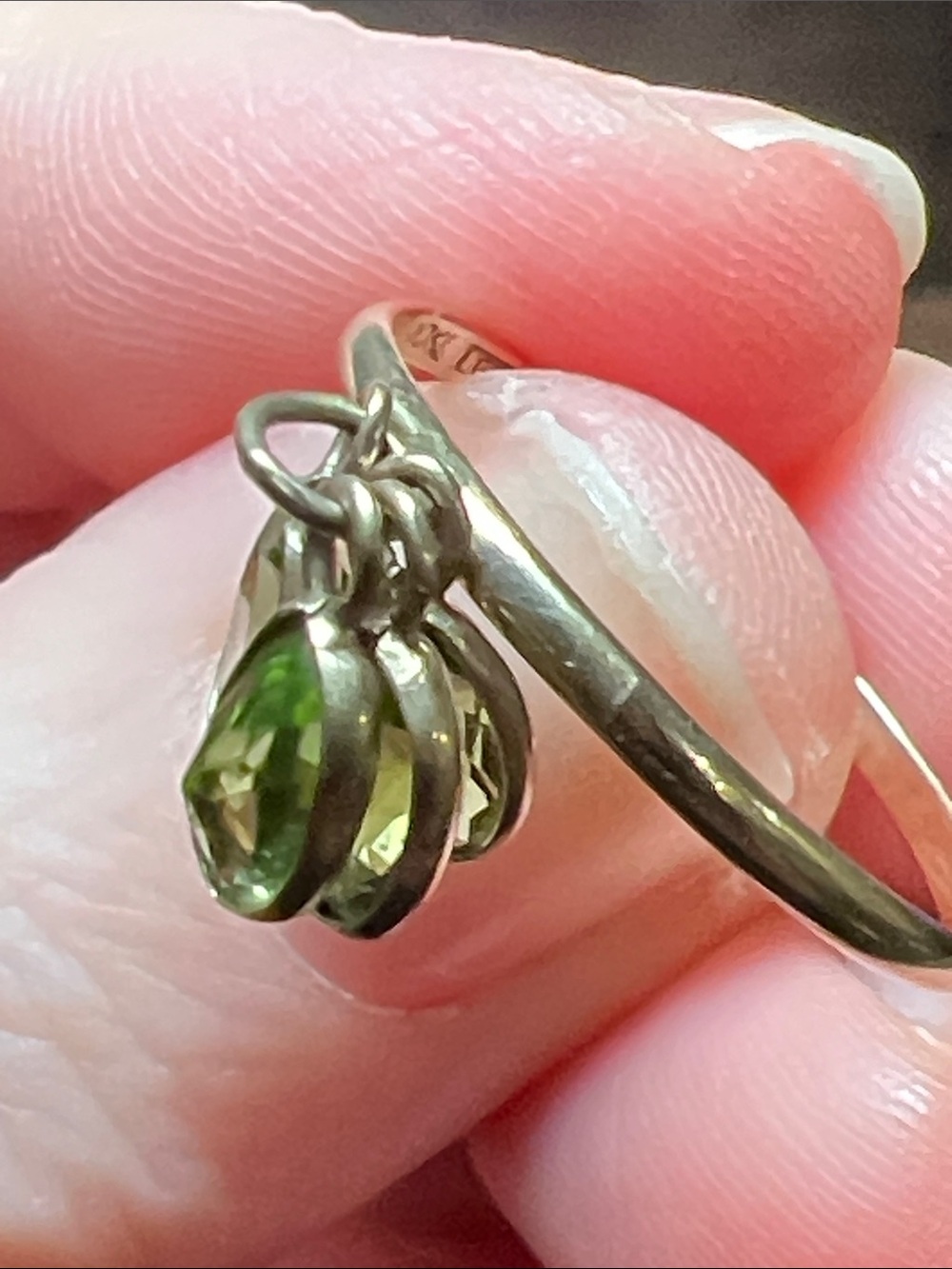 Vintage 10k Solid Yellow Gold Green Peridot Gemstone Dangle Charm Ring - Picture 12 of 13